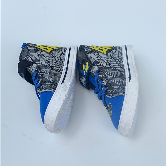 Batman Logo Casual High-Top Sneaker (Toddler Boys) - Picture 10 of 12